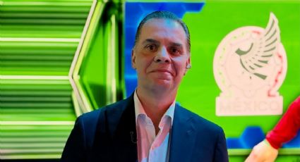 El cronista Christian Martinoli sufre caída en un evento publicitario y bromea con que la maldad fue obra de “Chapultepec 18”