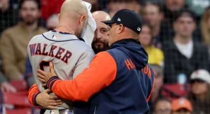 ¡Escalofriante! Jugador de Astros recibe pelotazo a 150 kilómetros por hora y su casco queda destrozado