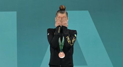 Gimnastas ucranianas se tapan los ojos y oídos mientras suenan los himnos de Rusia y Bielorrusia en el Campeonato Europeo