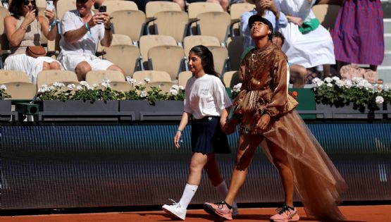 Naomi Osaka asombra con nuevo vestido en Roland Garros; enfrentará a Sabalenka en Octavos, quien terminó su reto de baile con Djokovic
