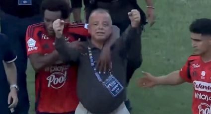 Directivo se mete a la cancha en estado de ebriedad tras la eliminación de su equipo: le hace señas al público y muestra un fajo de billetes