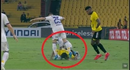 ¡De cárcel! Futbolista de Boca Juniors patea la cabeza de su rival ya tendido sobre el césped