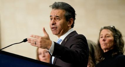 Reportan que Trump planea destituir al director de la FDA tras desacuerdos sobre el vape y aborto
