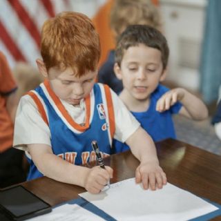 Alcalde de Nueva York firma orden para “suprimir hora de dormir” y que los niños vean a los Knicks