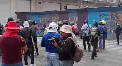 Marcha de la CNTE: maestros intentan derribar valla en 20 de Noviembre y se reporta un herido