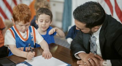 Alcalde de Nueva York firma orden simbólica para “suprimir la hora de dormir” y que los niños vean a los Knicks en las Finales de la NBA