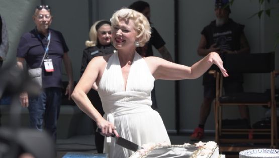 Hollywood celebra el legado de Marilyn Monroe en medio de rosas y pastel