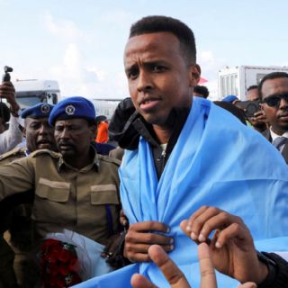 El árbitro de Somalia vetado del Mundial es recibido como héroe en su país