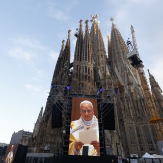 "Es un llamado a cooperar en el proyecto de Dios", el papa León XIV bendice la Sagrada Familia