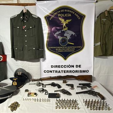 Incautan arsenal y memorabilia nazi en una casa en Argentina; detienen al hombre que las vendía