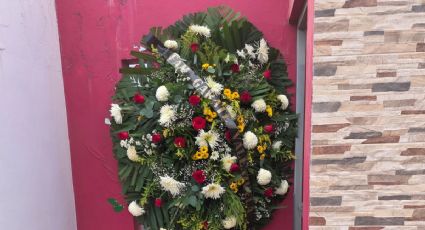 Dejan corona fúnebre en la casa de la diputada local del PRI Paola Gárate, en Culiacán