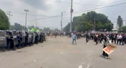 Se registra enfrentamiento entre policías y manifestantes en medio del silbatazo inicial en el Estadio Azteca