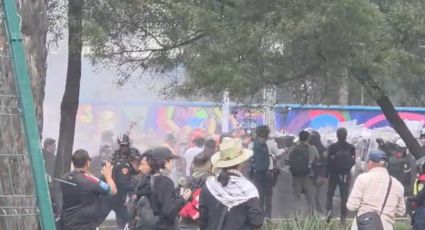 Policías antimotines repliegan a manifestantes tras 40 minutos de enfrentamientos afuera del Estadio Azteca