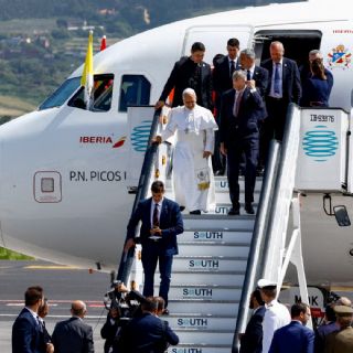 Avión en el que viaja el papa León XIV presenta una falla técnica previo a su despegue hacia Roma