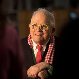 Muere David Hockney, artista británico conocido por sus pinturas de albercas