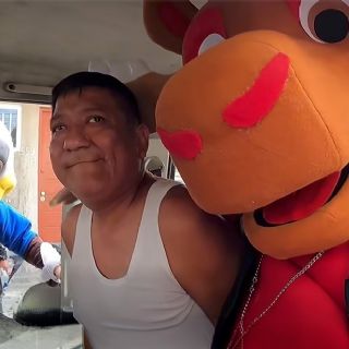 Policías se disfrazan de mascotas del Mundial de futbol para detener a un narcomenudista en Perú