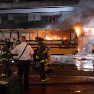 Un autobús del Mundial fue incendiado y un joven baleado durante los festejos por título de Knicks