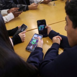 "Redes sociales están haciendo infelices a los niños": Starmer al prohibir acceso a menores de 16