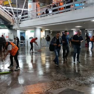 Se inunda el Metro San Lázaro tras lluvias en CDMX; "ingresó agua del exterior", afirma Rubalcava