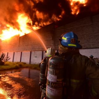Fuerte incendio consume bodega en Jalisco; estructura colapsa por el fuego