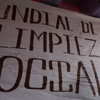 Activistas señalan a autoridades de CDMX por retirar mural antiMundial en inmediaciones del Azteca