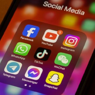 EAU se suma a las restricciones a redes sociales: menores de 15 años tienen prohibido usarlas