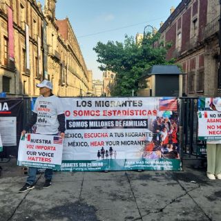 Activistas migrantes protestan frente a Palacio Nacional: exigen investigar abusos en consulados