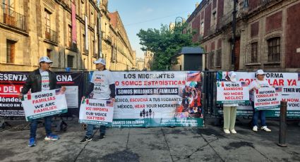 Activistas migrantes protestan frente a Palacio Nacional: exigen investigar abusos y acoso en consulados en EU