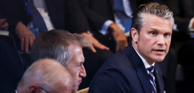 Secretario de Guerra de EU anuncia revisión de presencia militar y bases en Europa