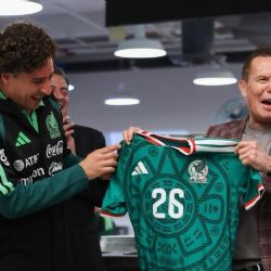 Julio César Chávez visita y motiva a la Selección Mexicana a nueve días de inaugurar el Mundial: “Van a llegar mucho más lejos del quinto partido”