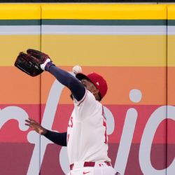 Jardinero de Angels 'impulsa' el home run más extraño de la temporada: la bola pega en su guante, luego en su cabeza y se vuela la barda