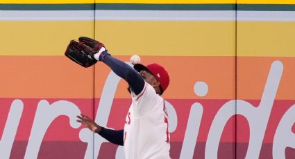Jardinero de Angels 'impulsa' el home run más extraño de la temporada: la bola pega en su guante, luego en su cabeza y se vuela la barda
