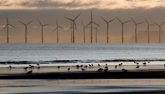 El gobierno de Reino Unido fija meta de recortar 87% sus emisiones de carbono para 2042