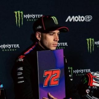Sancionan a piloto italiano de MotoGP tras propinar 'cachetada' a un comisario después de caerse