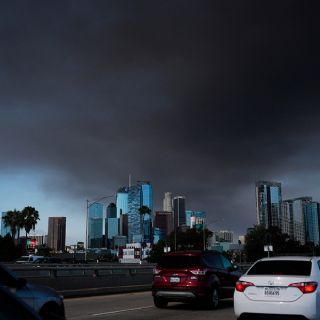 Declaran emergencia en Los Ángeles por el incendio de un almacén con 38 mil toneladas de alimentos