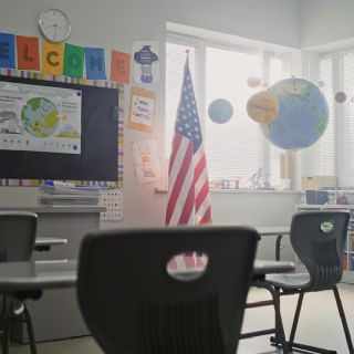 Familias migrantes enfrentan barreras para acceder a becas que impulsan la educación privada en EU