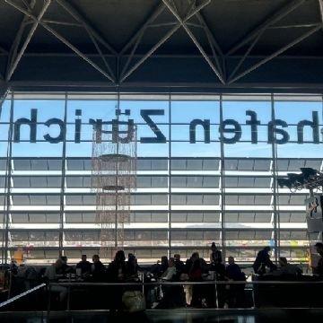 Cancelan 26 vuelos en Suiza por cierre del espacio aéreo debido a las negociaciones de paz