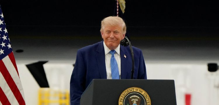 "No causen problemas o volveremos a atacar con mucha fuerza", advierte Trump a Irán