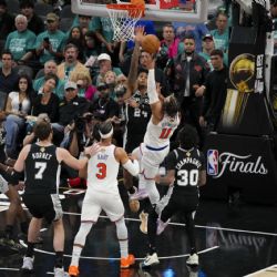 Knicks vienen de atrás y derrotan de visita a Spurs para ganar el primer juego de Las Finales de la NBA