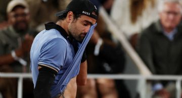Drama en Roland Garros: Mateo Berrettini deja Cuartos de Final por calambres, pese a querer seguir