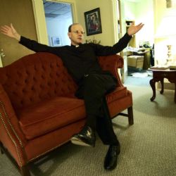 Arzobispo de Washington destituye a sacerdote exorcista tras afirmar que los ovnis son obra del demonio