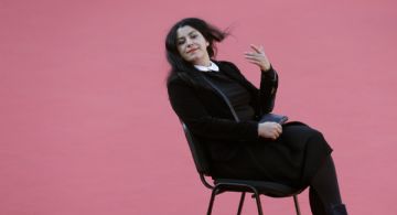 "Mujer, vida y libertad": Francia rinde homenaje a Marjane Satrapi, quien rechazó la Legión de Honor