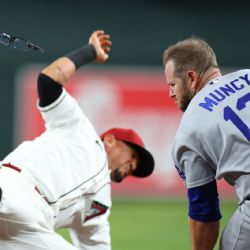 ¡Golpazo! Muncy, de Dodgers, y Vargas, de Diamondbacks, colisionan de manera impactante en la primera base y dejan el juego