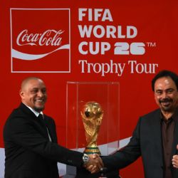 Hugo Sánchez y Roberto Carlos presentan el trofeo de la Copa del Mundo en la CDMX, donde será exhibido hasta el lunes