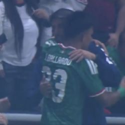 ¡Juega limpio! Javier Aguirre lleva a Jesús Gallardo a disculparse con el DT Paunovic tras manotearlo en el México-Serbia