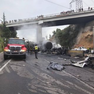 Cierran la carretera Chamapa-Lechería tras incendio de pipa provocado por choque múltiple