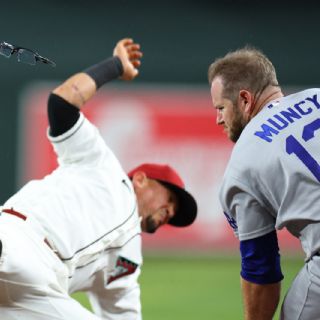 Golpazo: Jugadores de Dodgers y Diamondbacks colisionan y quedan tendidos en primera base
