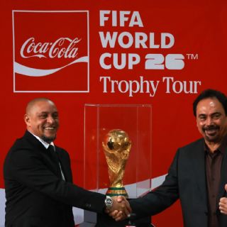 Hugo Sánchez y Roberto Carlos presentan el trofeo de la Copa del Mundo en la CDMX