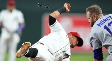 Golpazo: Jugadores de Dodgers y Diamondbacks colisionan y quedan tendidos en primera base