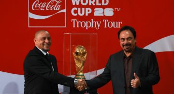 Hugo Sánchez y Roberto Carlos presentan el trofeo de la Copa del Mundo en la CDMX
